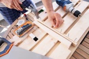 תיקון רהיטים שולחנות ארונות כסאות מיטות